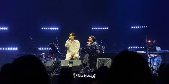 Dept (left) and Shaza (right) duet at the 2024 DEPT LIVE IN JAKARTA